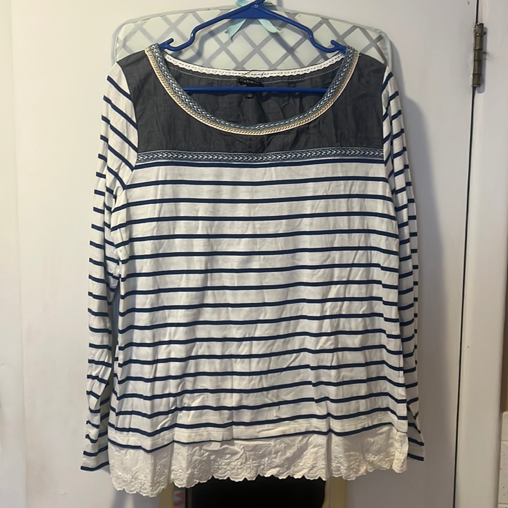 Hannah size L lightweight long sleeve shirt with ruffle on bottom